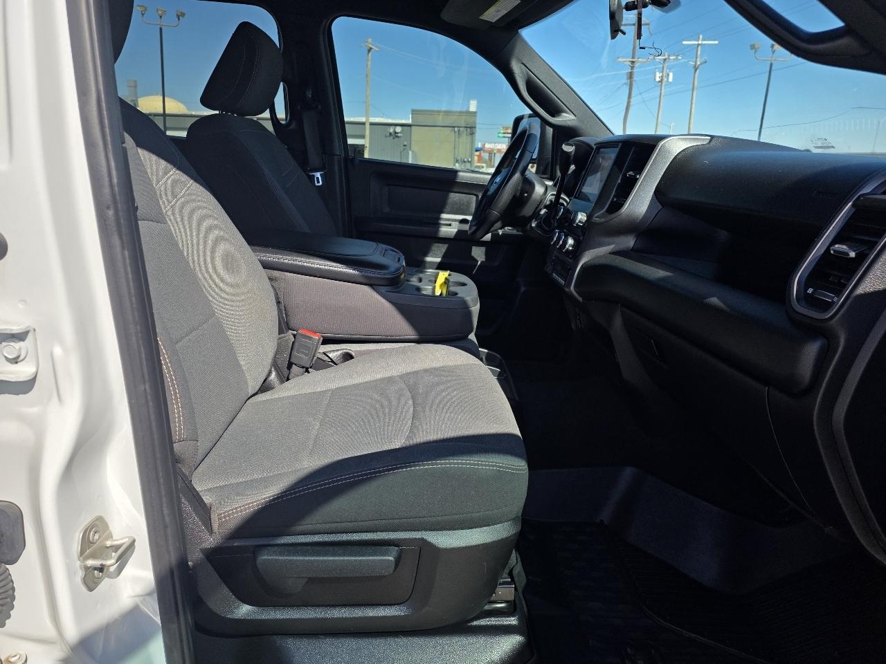 RAM 2500 Tradesman 4x4 Crew Cab 6'4" Box 2023