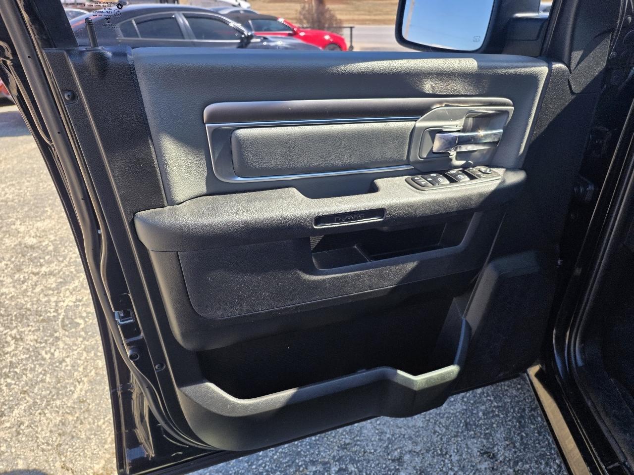 RAM 1500 Classic SLT 4x2 Crew Cab 5'7" Box 2021