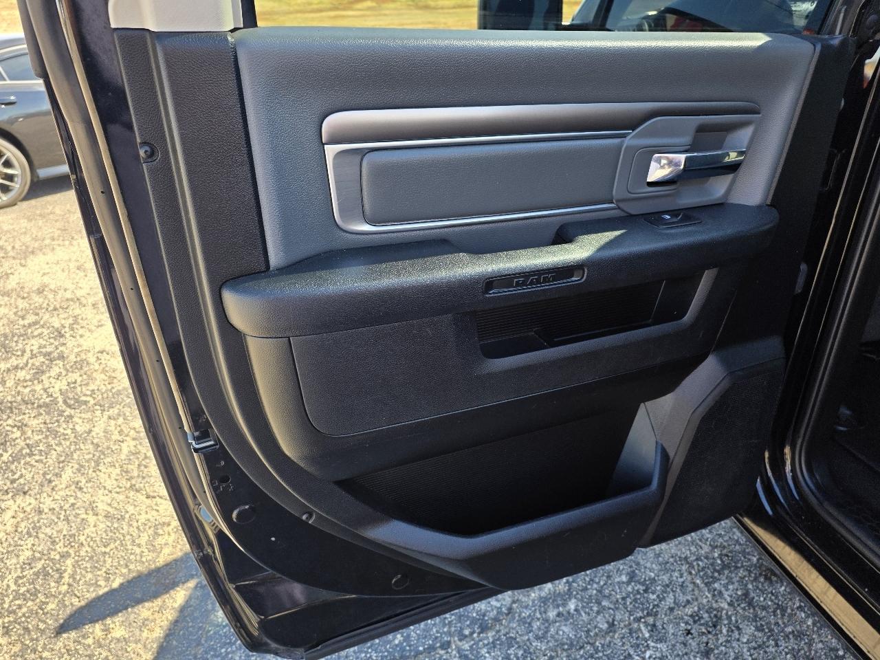 RAM 1500 Classic SLT 4x2 Crew Cab 5'7" Box 2021