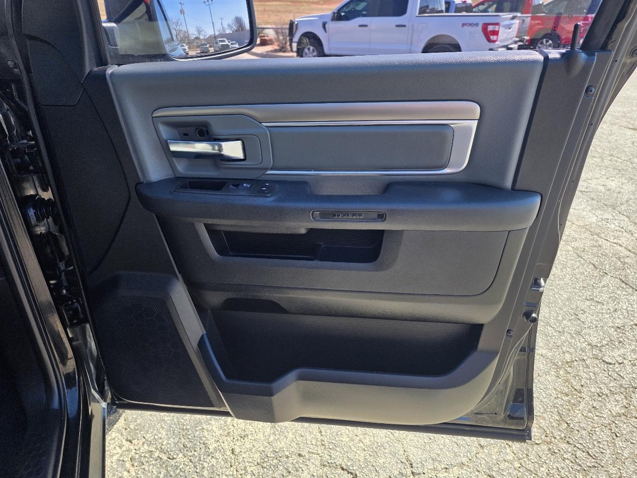 RAM 1500 Classic SLT 4x2 Crew Cab 5'7" Box 2021