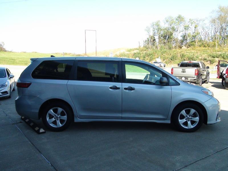 Toyota Sienna LE 7-Passenger Mobility 2020