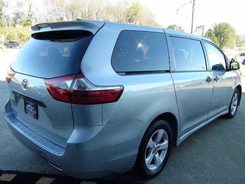 Toyota Sienna LE 7-Passenger Mobility 2020