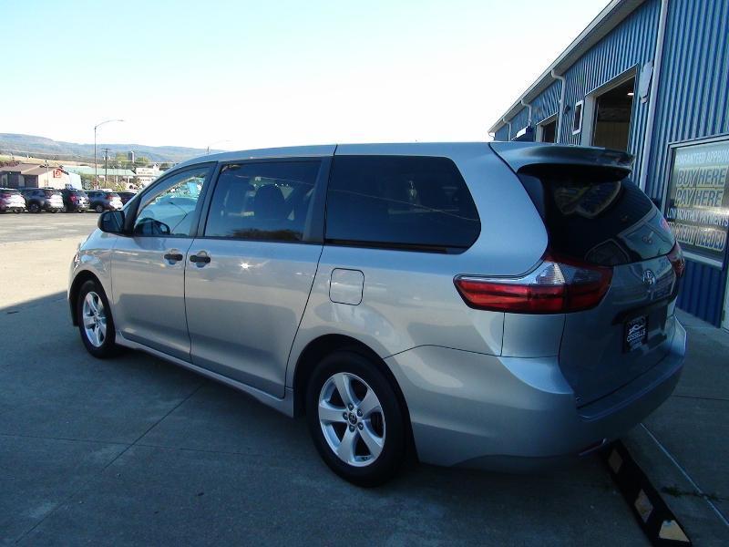 Toyota Sienna LE 7-Passenger Mobility 2020
