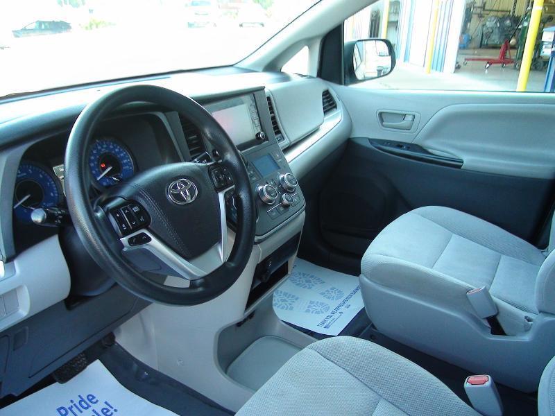 Toyota Sienna LE 7-Passenger Mobility 2020