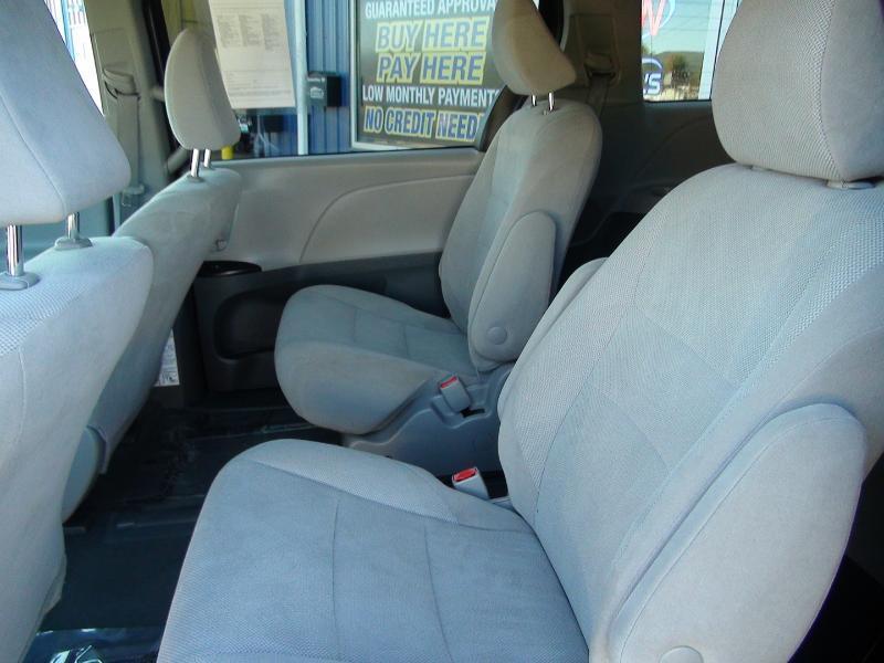 Toyota Sienna LE 7-Passenger Mobility 2020