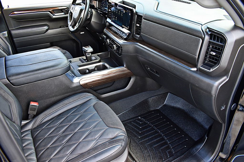 2024 Chevrolet Silverado 1500 RST photo 17