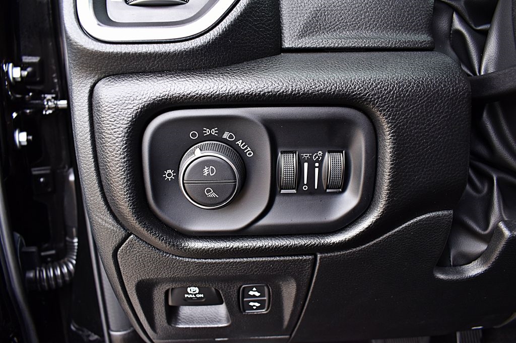 RAM 1500 Laramie Crew Cab SWB 4WD 2025