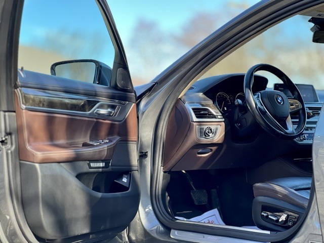 BMW 7 Series 4dr Sdn 740i RWD 2016