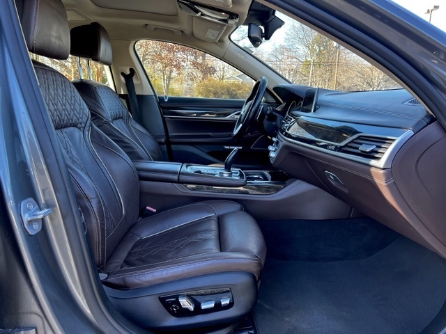 BMW 7 Series 4dr Sdn 740i RWD 2016