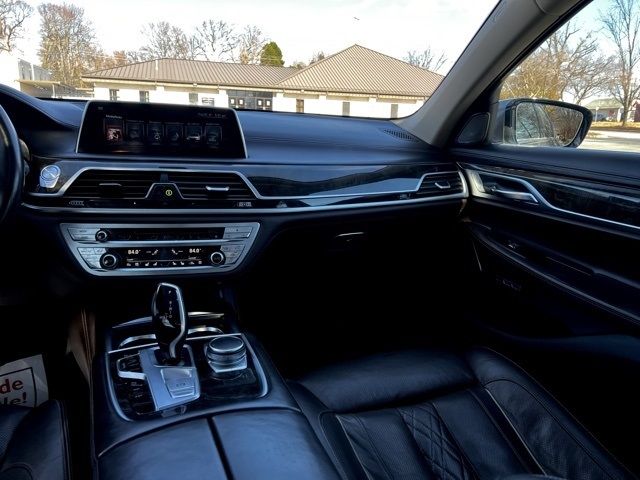 BMW 7 Series 4dr Sdn 740i RWD 2016