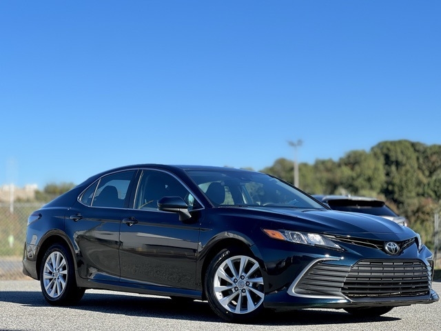 2021 Toyota Camry LE photo 3