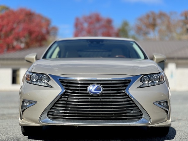 2017 Lexus ES 300h photo 2