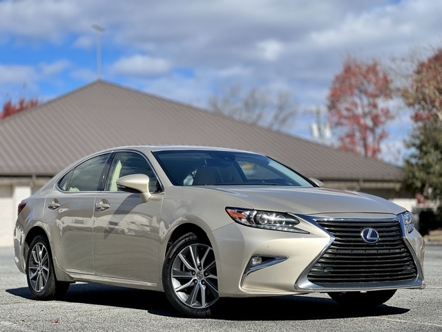 2017 Lexus ES 300h photo 3