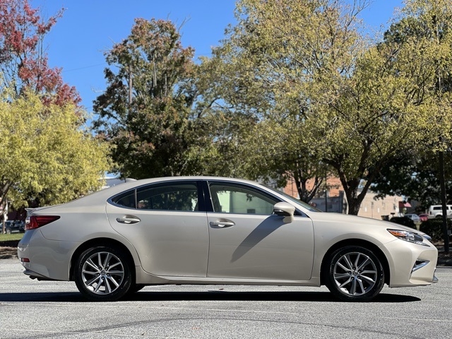 2017 Lexus ES 300h photo 4