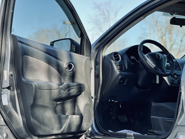 Nissan Versa Sedan SV CVT 2018