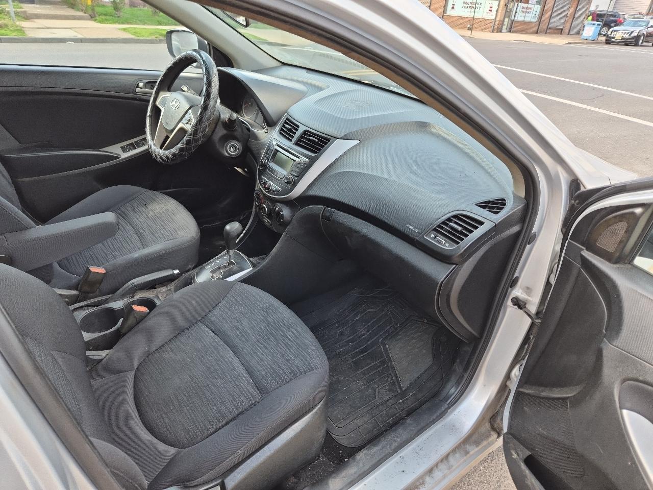 Hyundai Accent SE 5-Door 6A 2017