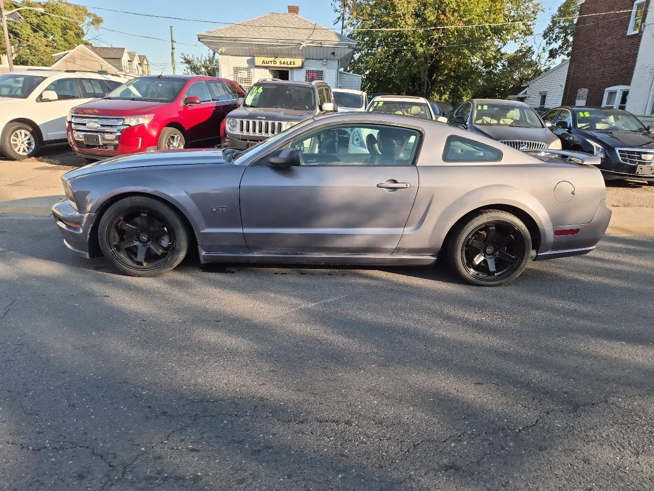 Ford Mustang GT Deluxe Coupe 2006