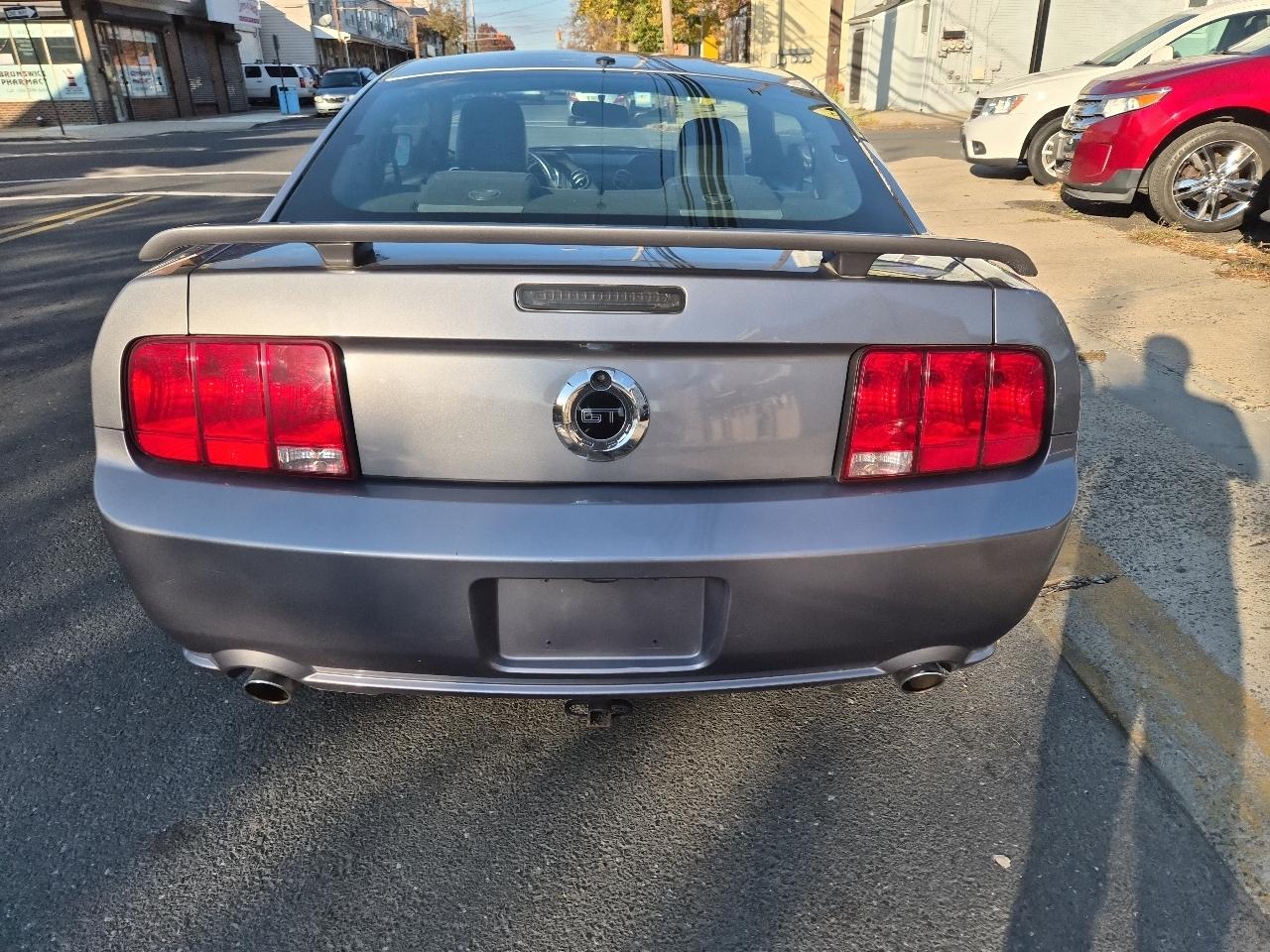Ford Mustang GT Deluxe Coupe 2006