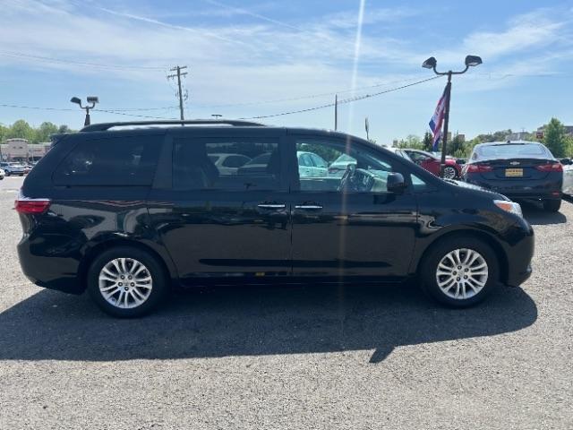 Toyota Sienna XLE Auto Access Seat FWD 7-Passenger (Natl) 2017
