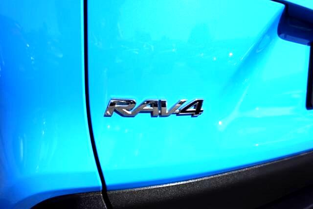 Toyota RAV4 XLE FWD (Natl) 2021