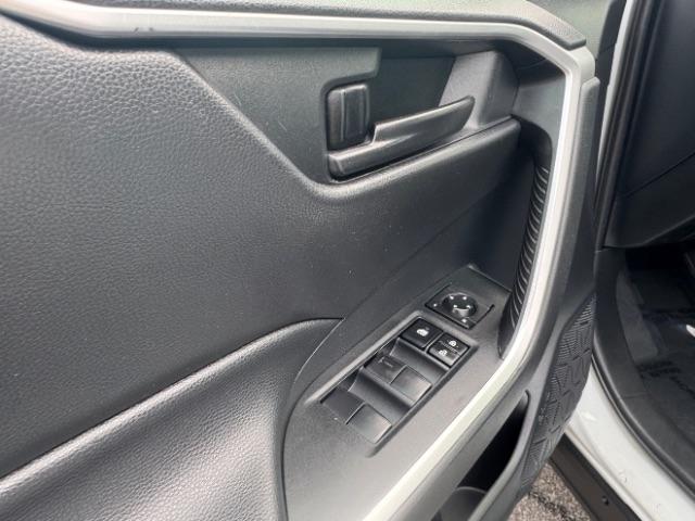 Toyota RAV4 LE AWD (Natl) 2019