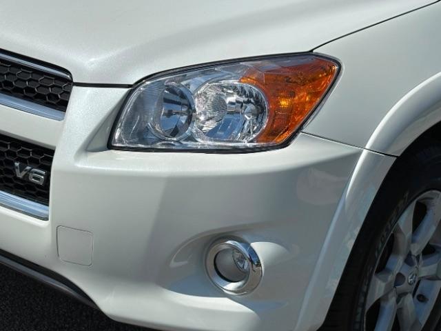Toyota RAV4 4WD 4dr V6 5-Spd AT Ltd (Natl) 2011