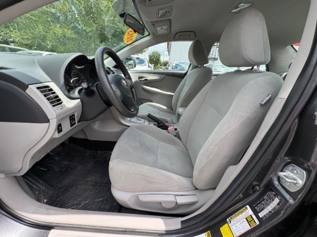 Toyota Corolla 4dr Sdn Auto LE Special Edition (Natl) 2013