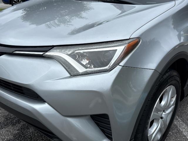 Toyota RAV4 LE AWD (Natl) 2017