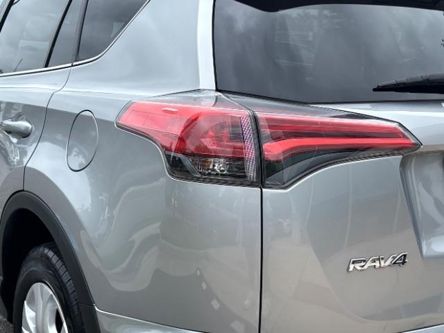 Toyota RAV4 LE AWD (Natl) 2017