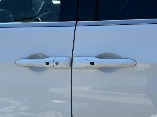 Chrysler Pacifica Hybrid Touring L FWD 2023