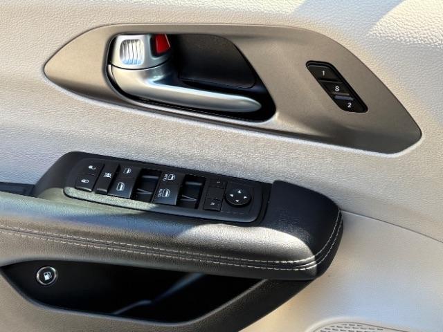 Chrysler Pacifica Hybrid Touring L FWD 2023
