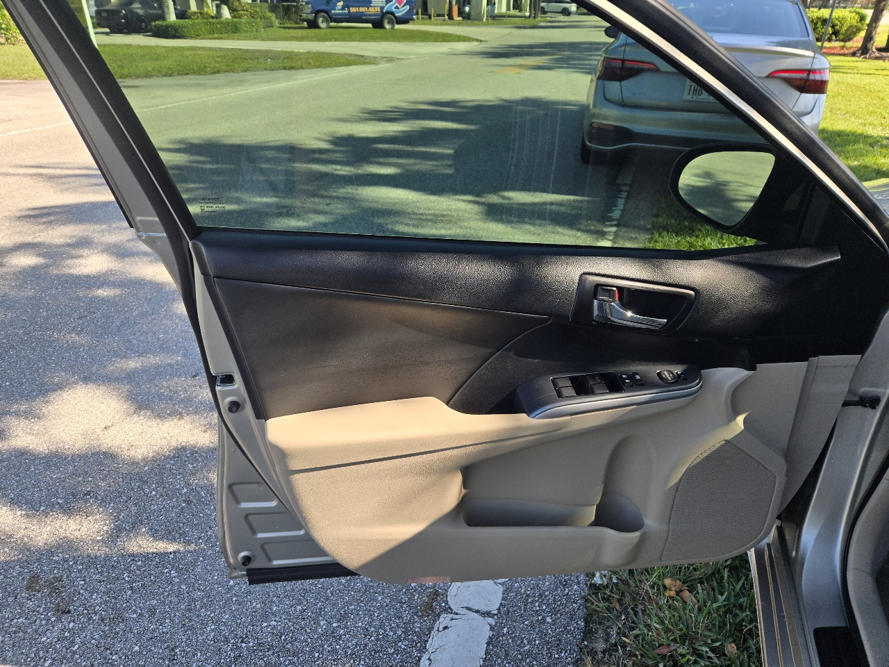 Toyota Camry Hybrid XLE 2014