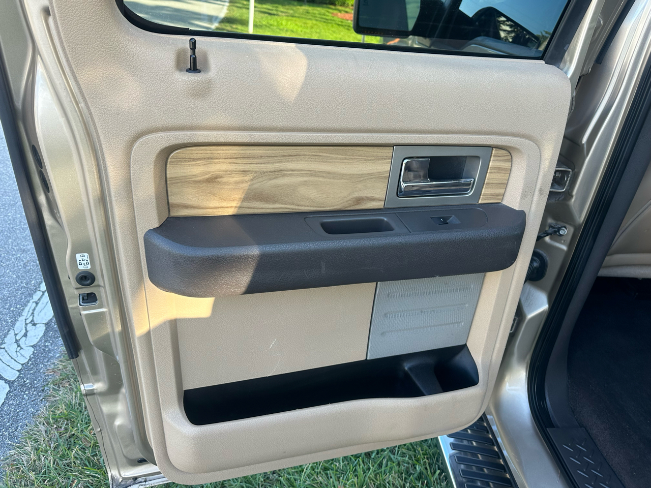 Ford F-150 4WD SuperCrew 139" Lariat 2011