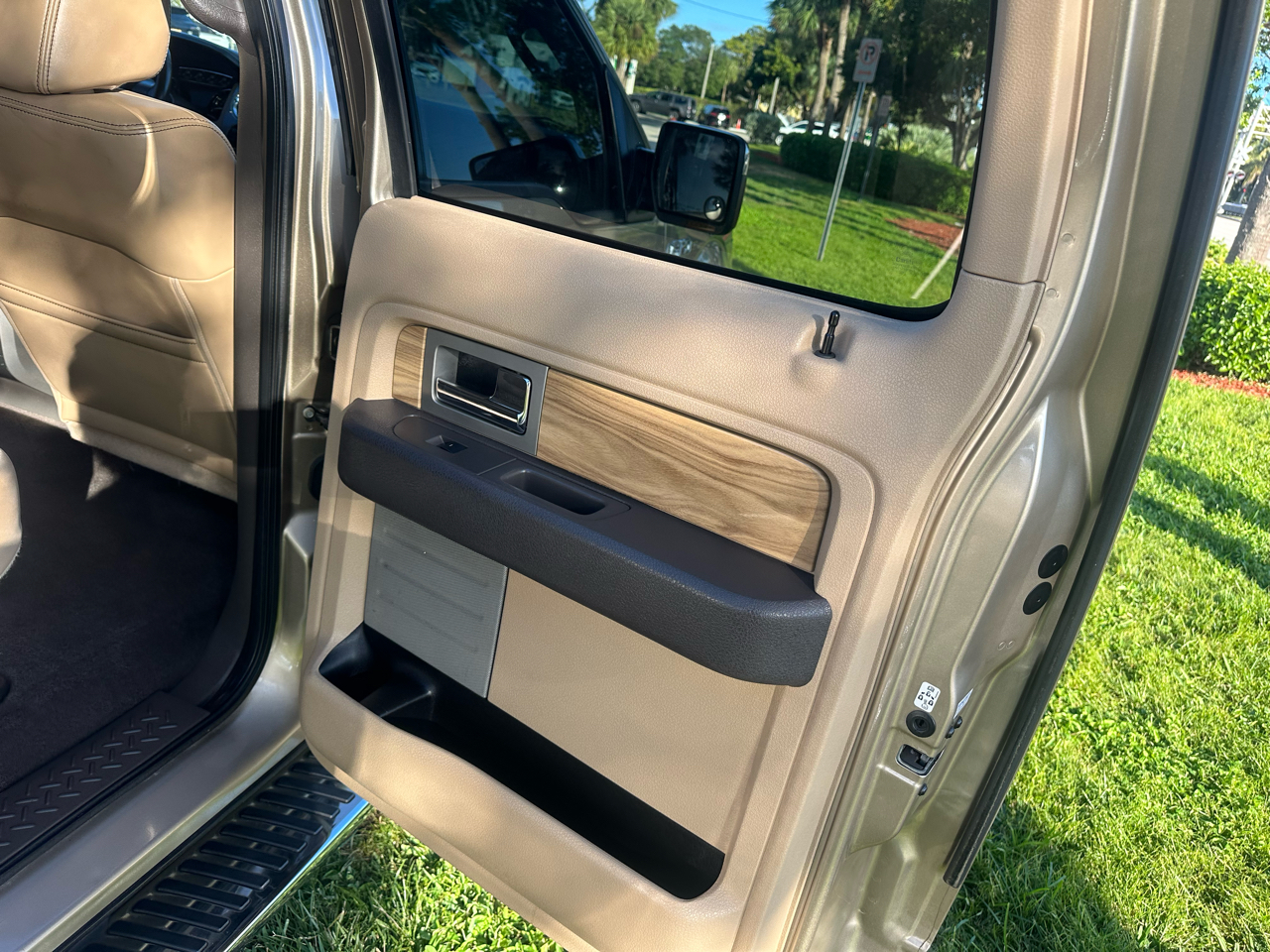 Ford F-150 4WD SuperCrew 139" Lariat 2011