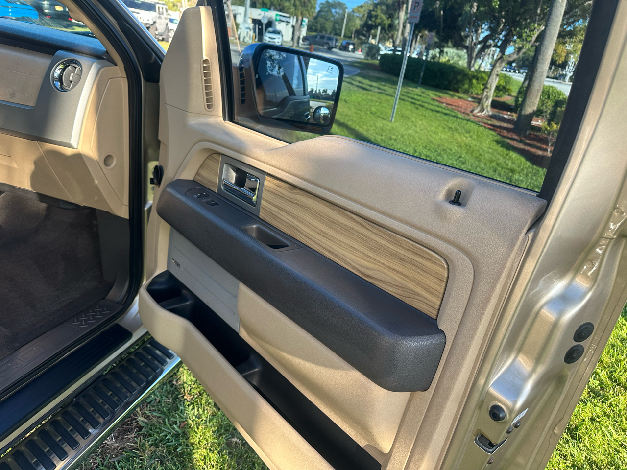 Ford F-150 4WD SuperCrew 139" Lariat 2011