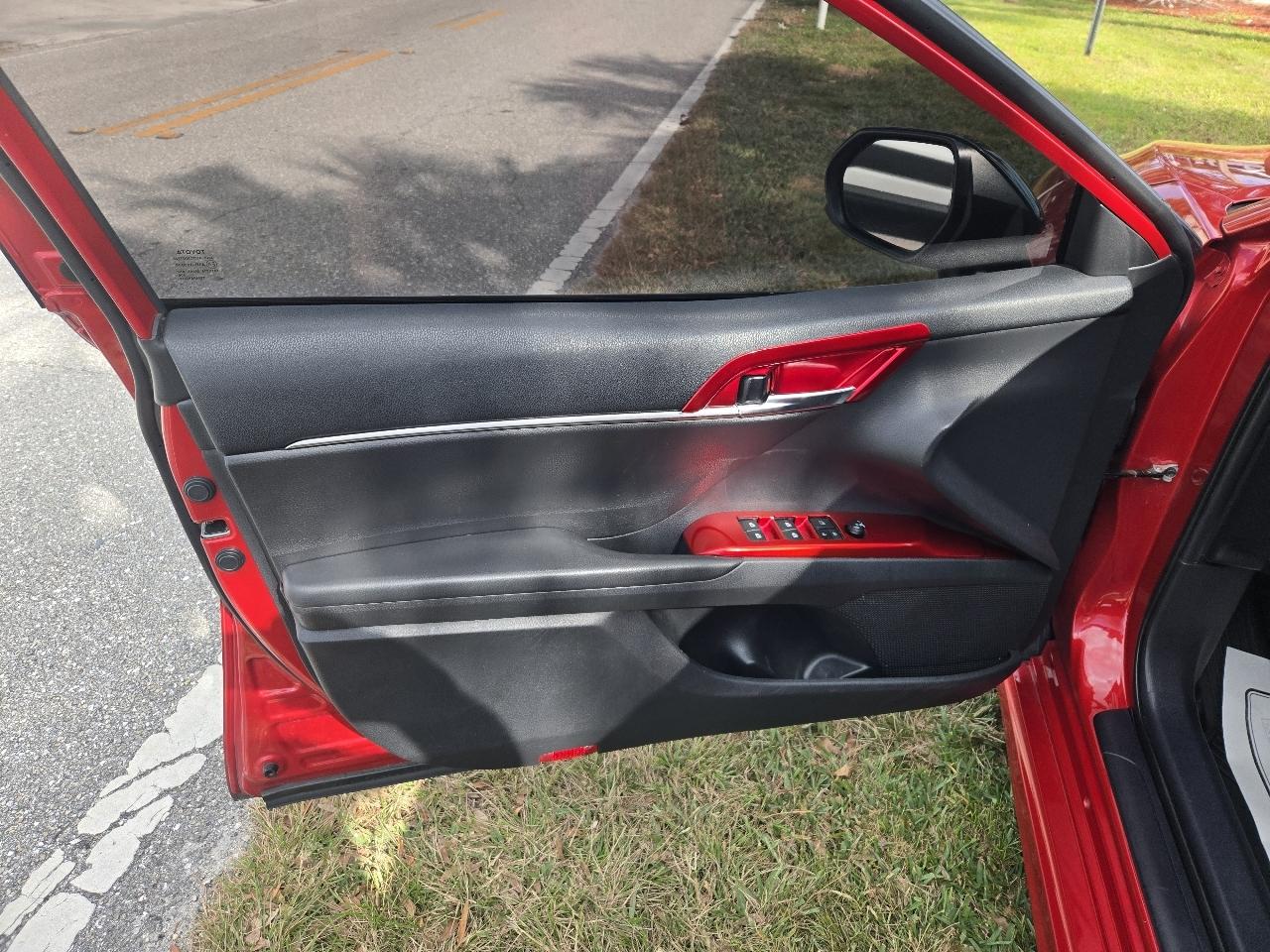 Toyota Camry SE 2020