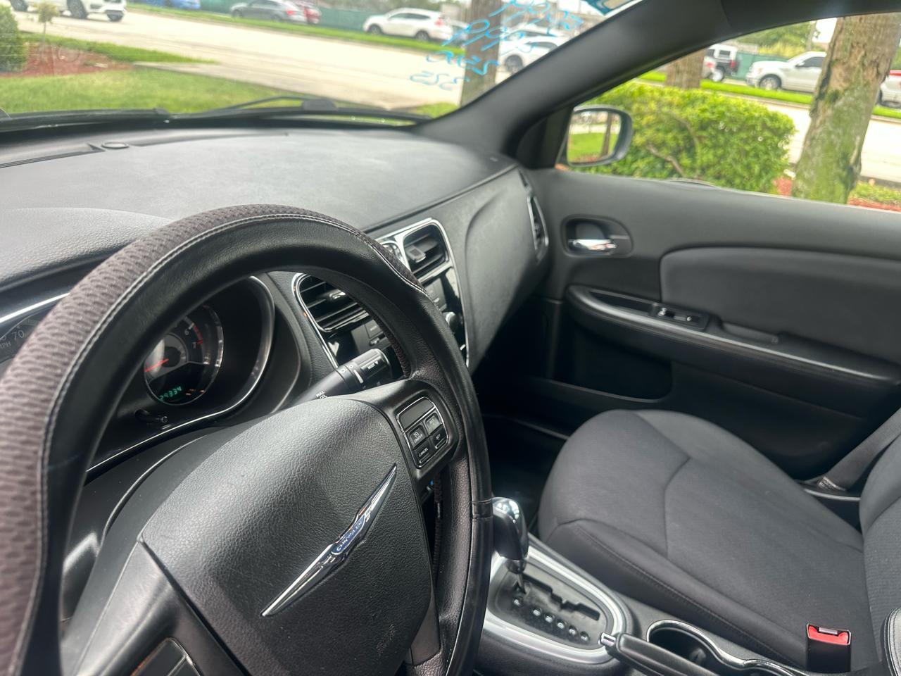 Chrysler 200 LX 2012