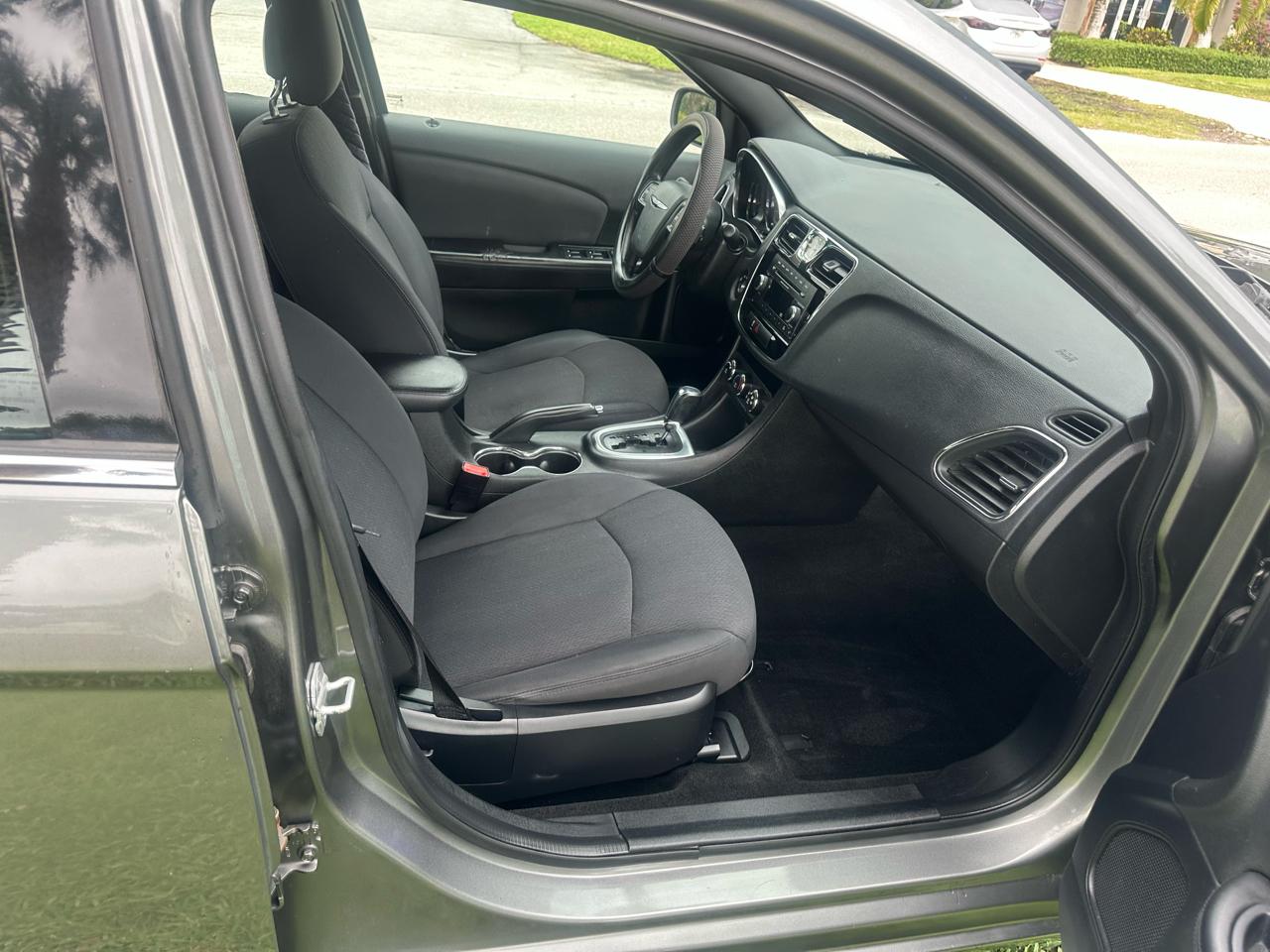 Chrysler 200 LX 2012