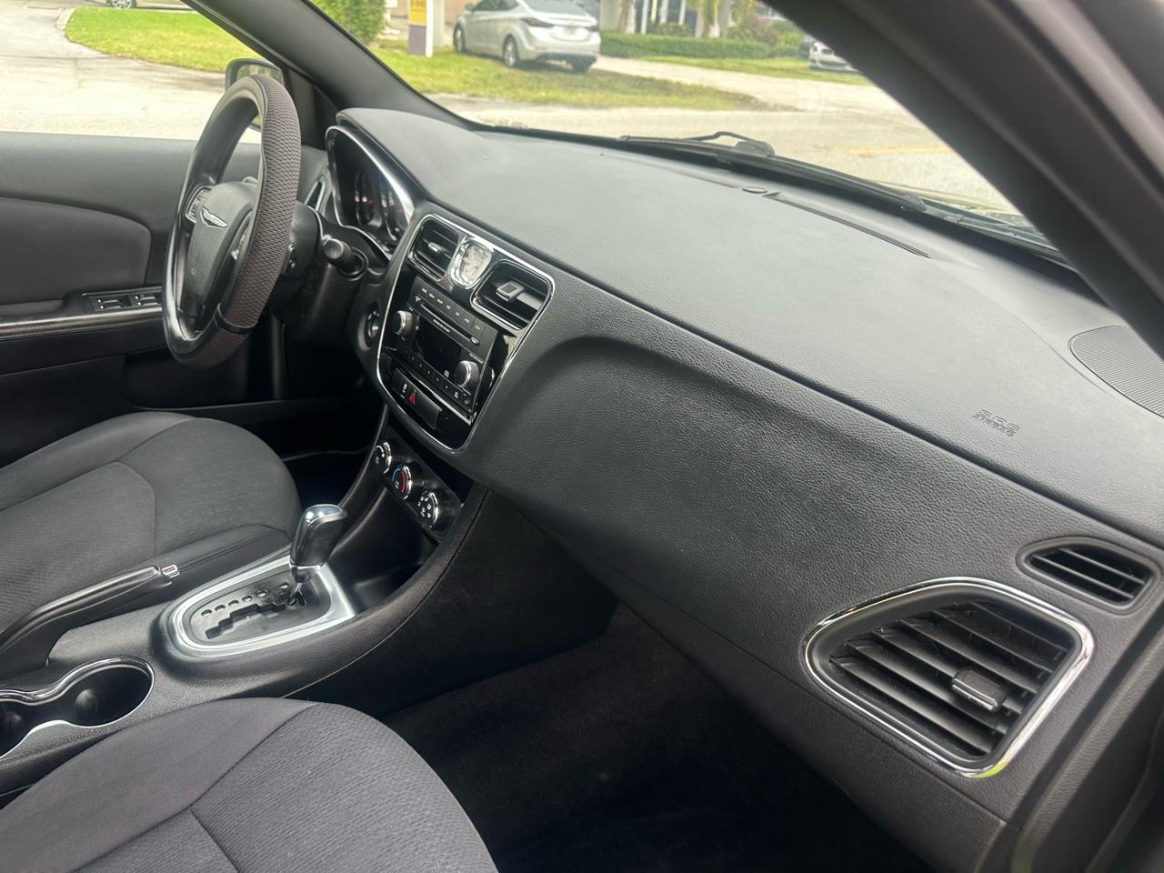 Chrysler 200 LX 2012