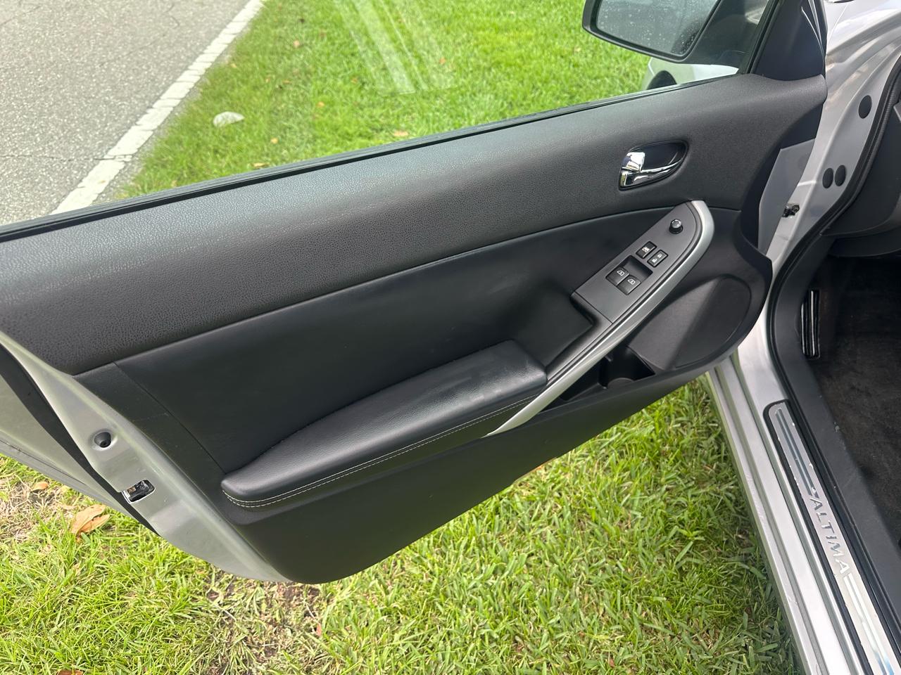 Nissan Altima 2.5 S 6M/T Coupe 2012