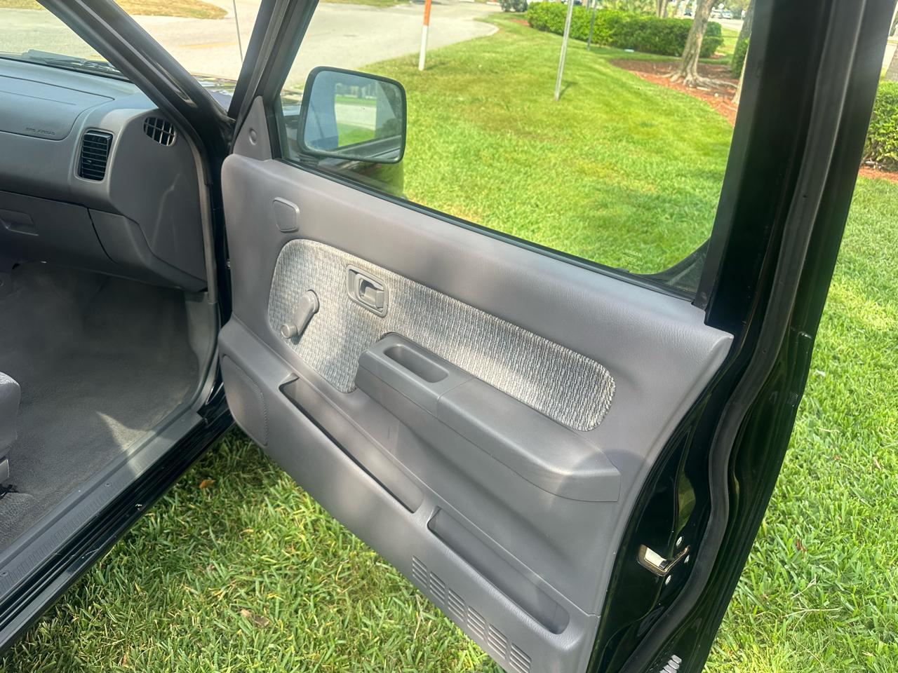 Nissan Frontier LE Crew Cab 2WD 2000
