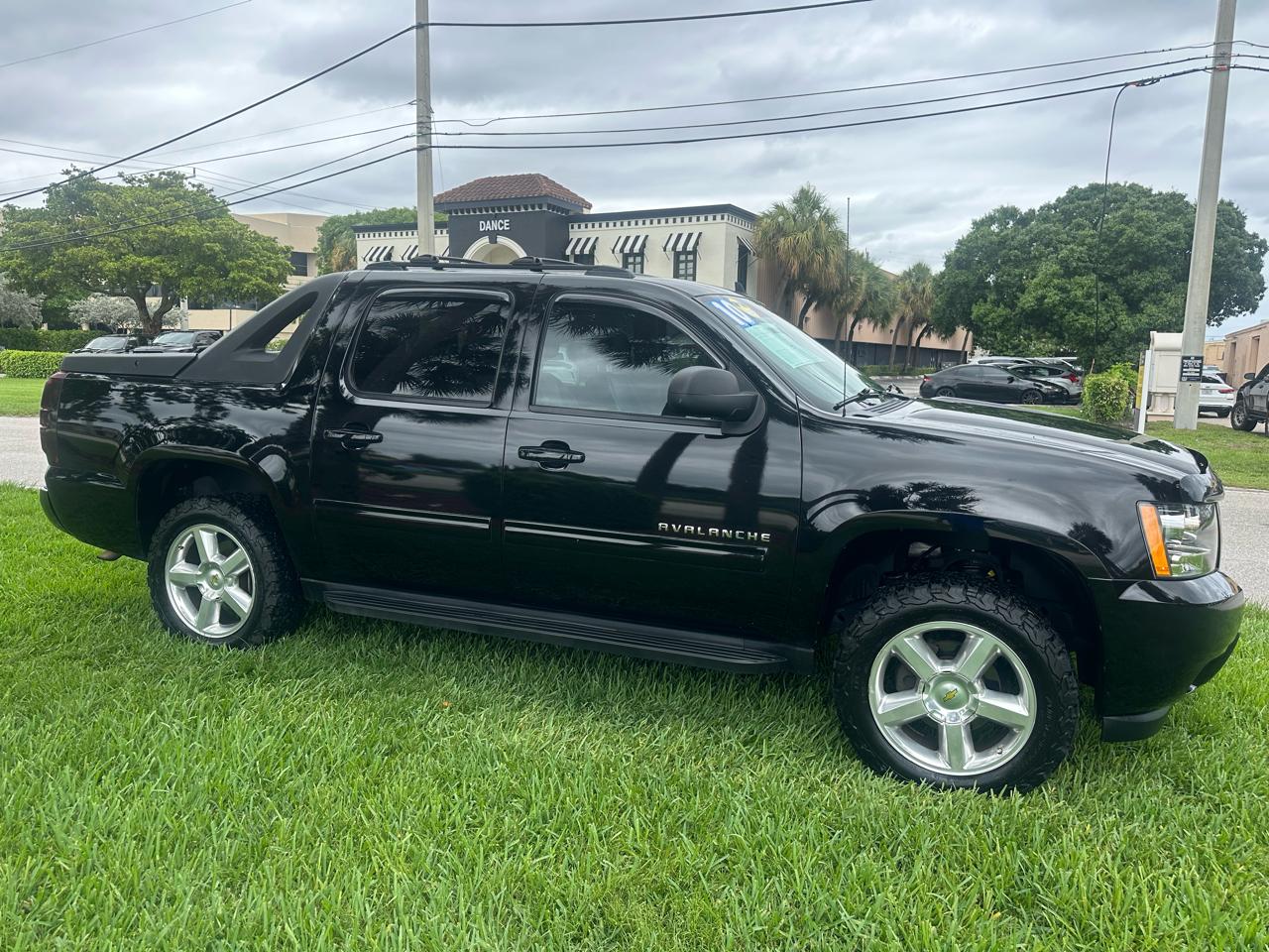 Chevrolet Avalanche LS 2WD 2010