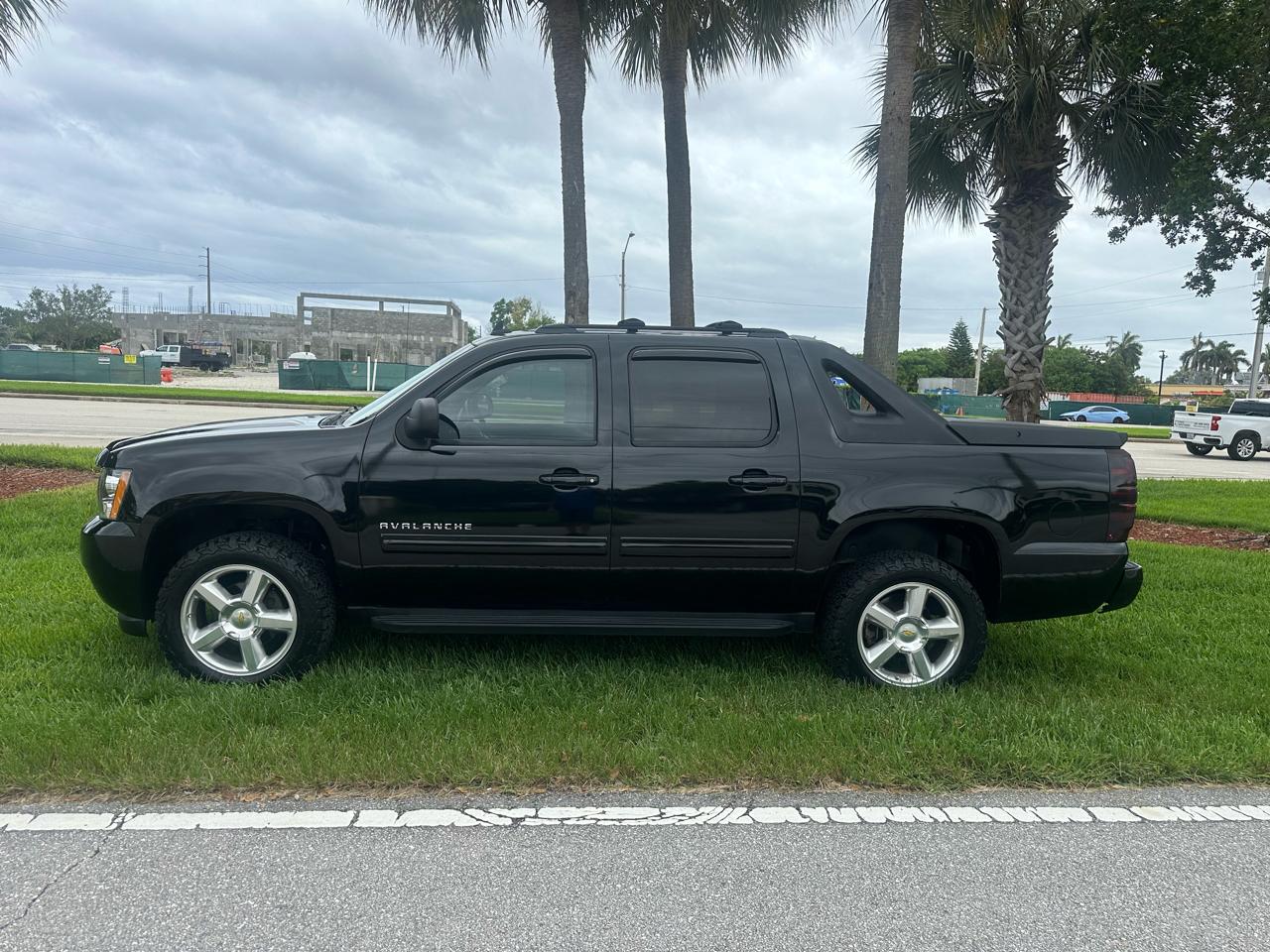 Chevrolet Avalanche LS 2WD 2010