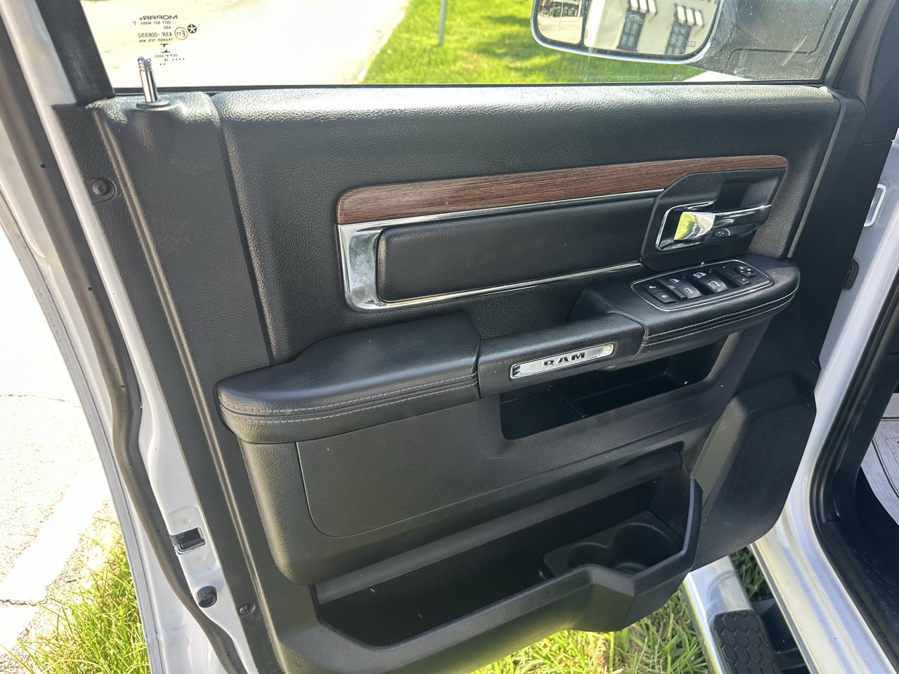 RAM 1500 Laramie Crew Cab SWB 4WD 2016
