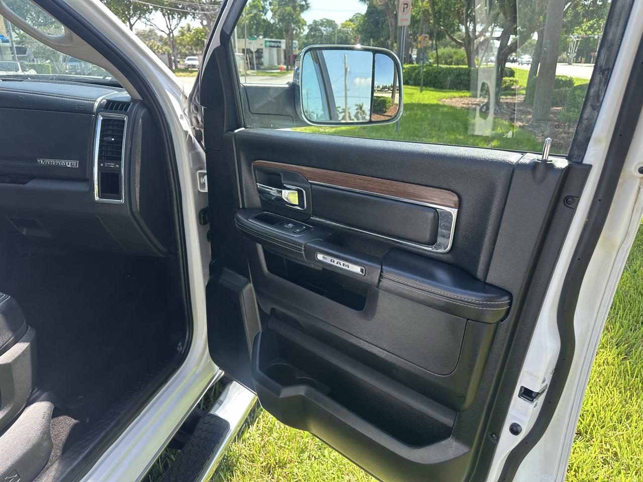 RAM 1500 Laramie Crew Cab SWB 4WD 2016