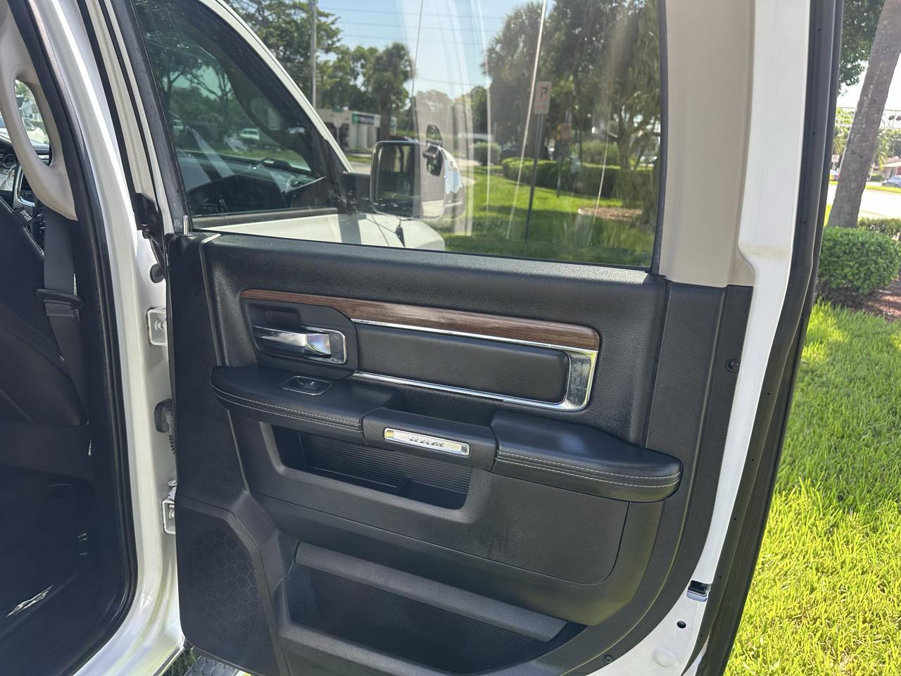 RAM 1500 Laramie Crew Cab SWB 4WD 2016