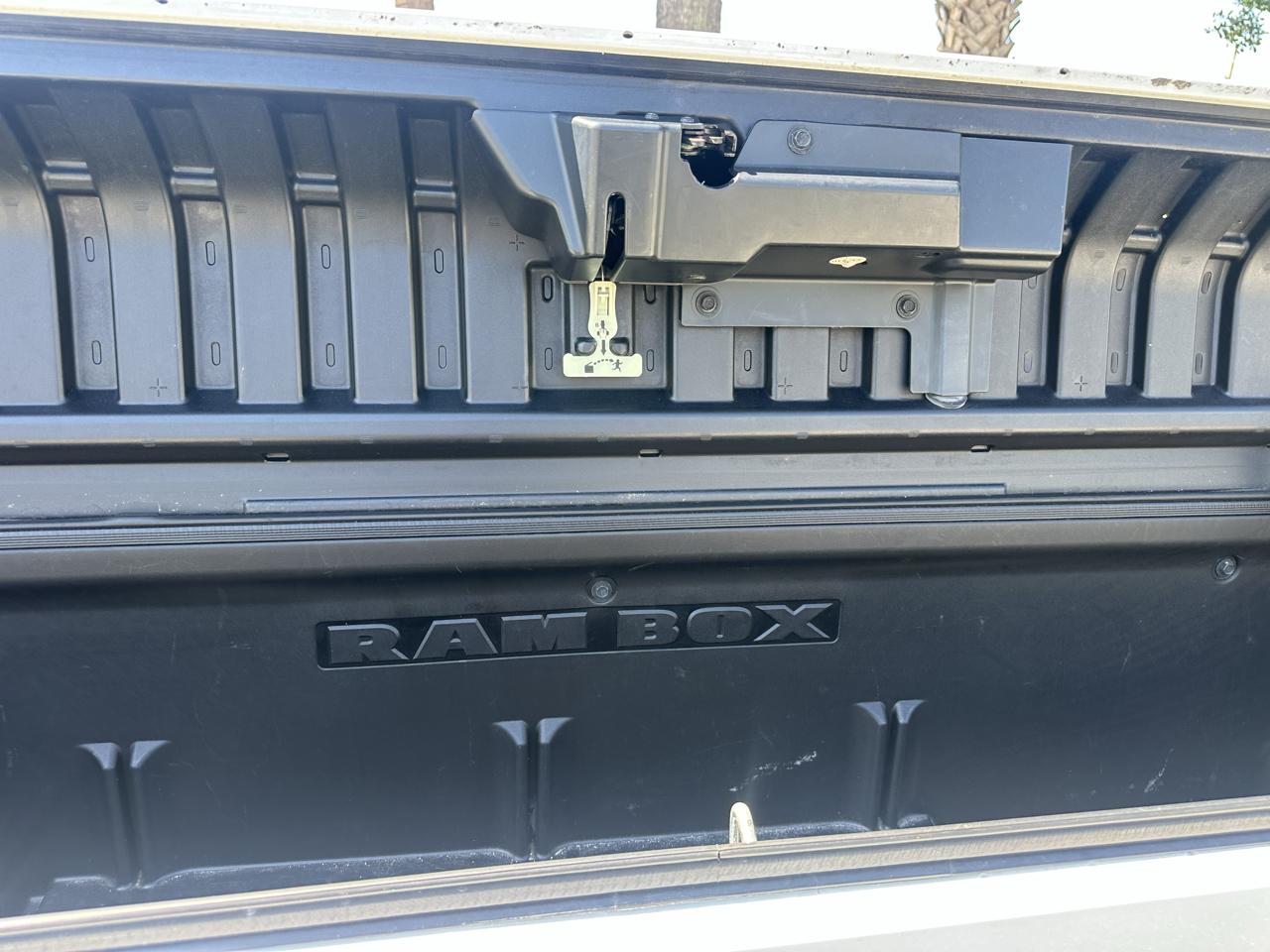 RAM 1500 Laramie Crew Cab SWB 4WD 2016