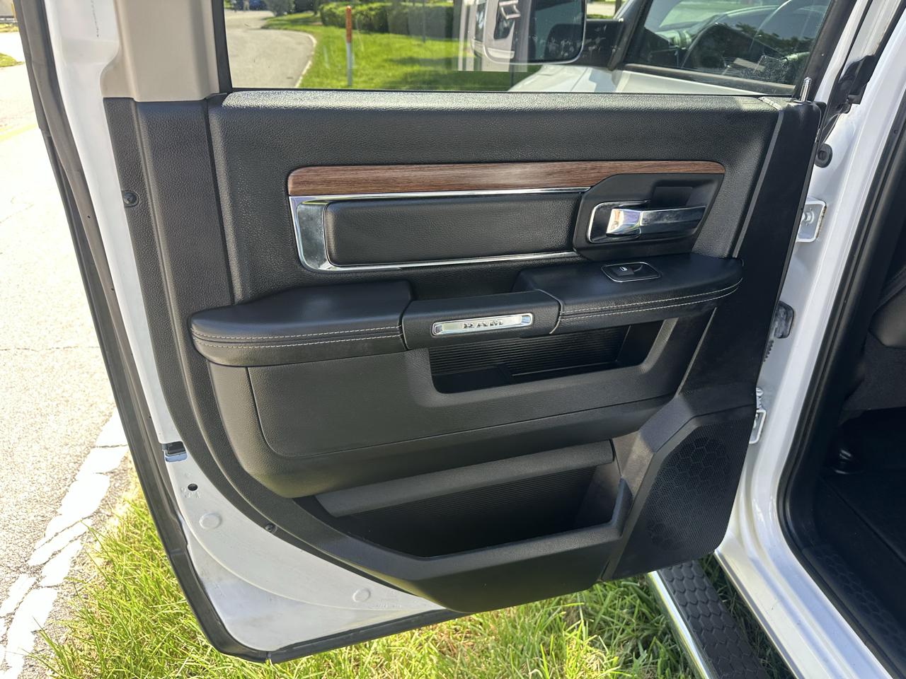 RAM 1500 Laramie Crew Cab SWB 4WD 2016