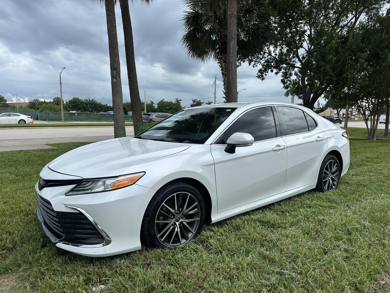 Toyota Camry Hybrid XLE 2023