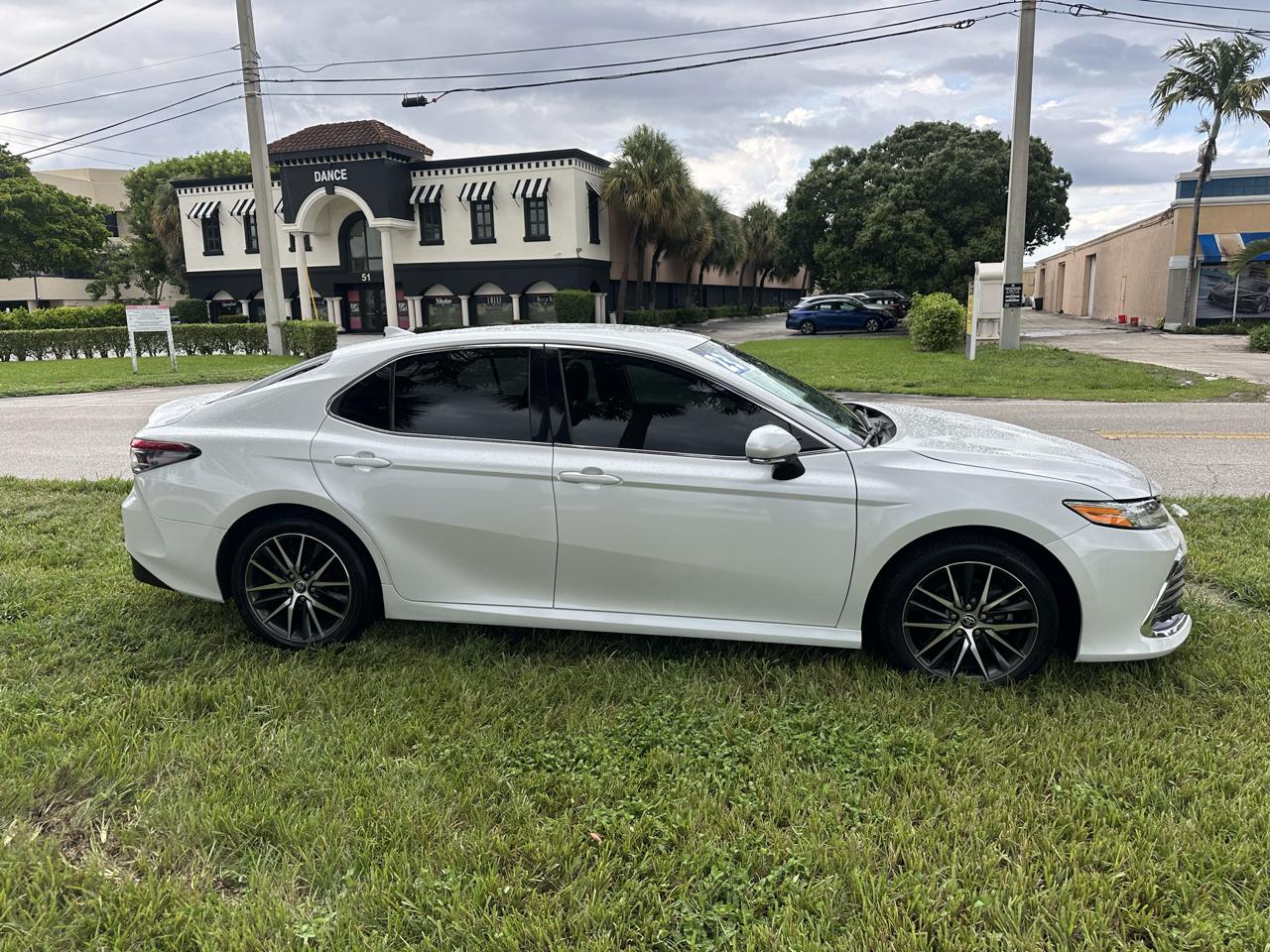Toyota Camry Hybrid XLE 2023